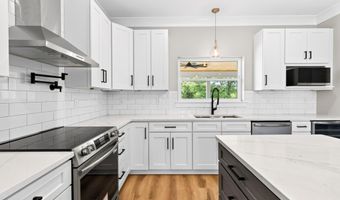 10113 Bald Eagle Dr, Biloxi, MS 39532