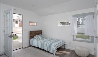 100 Renfrew Ave, Middletown, RI 02842