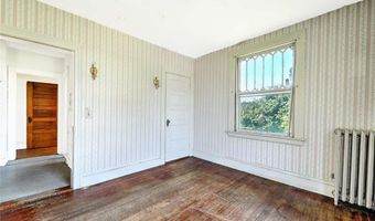 20 Stratford Rd, Cranston, RI 02905