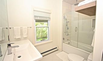 215 Coggeshall Ave, Newport, RI 02840