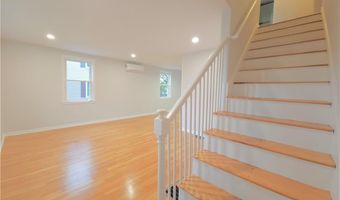 1 Shangri-La Ln, Middletown, RI 02842
