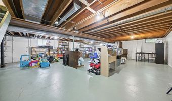 1527 Glenking Ln, Alliance, OH 44601
