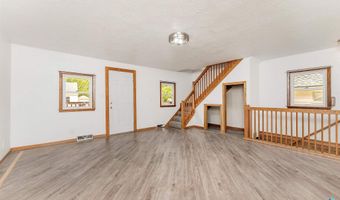 312 S 1st Ave, Brandon, SD 57005