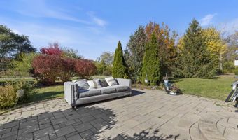 9 Lake Plumleigh Ct, Algonquin, IL 60102