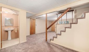 83 FESSENDEN St, Warwick, RI 02886