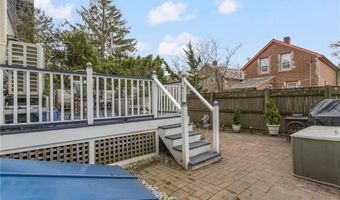 5 Conrad Ct, Newport, RI 02840