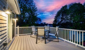 28 Palm Beach Ave, Narragansett, RI 02882
