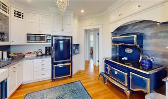 28 W Narragansett Ave, Newport, RI 02840