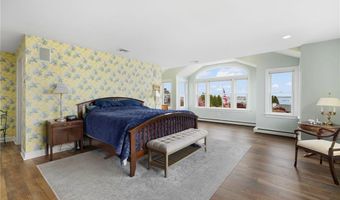75 N Cliff Dr, Narragansett, RI 02882