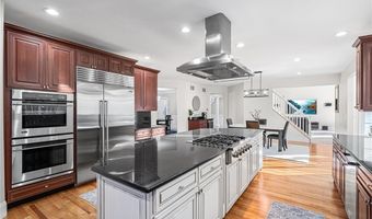 30 Lenihan Ln, East Greenwich, RI 02818