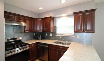 912 Oakwood Farms Ln, Ballwin, MO 63021