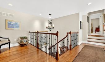 295 Meadowbrook Country Club Est, Ballwin, MO 63011