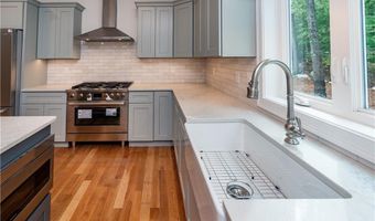 44 Saddlebrook Dr, Warwick, RI 02818