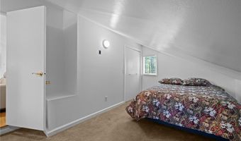 24 GREENWOOD Ln, Lincoln, RI 02865