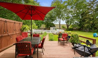 8 Maple Ave, Clinton, CT 06413