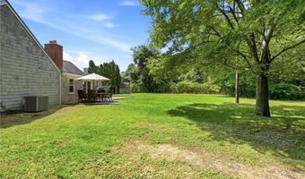 6 Lakewood Dr, Narragansett, RI 02882