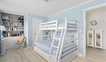 27 Ocean View Dr, Middletown, RI 02842