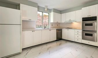 501 Clayworth Dr, Ballwin, MO 63011