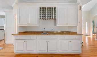 4 Christopher Dr, Lincoln, RI 02865