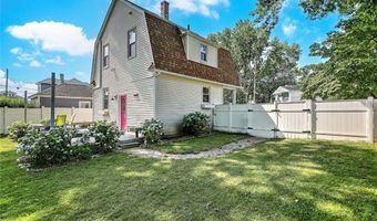 15 Wollaston St, Cranston, RI 02910