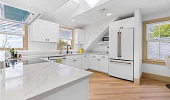 18 Barney St 3, Newport, RI 02840