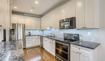 28 Crestview Ln 28, Danbury, CT 06810