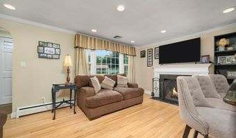 16 Raymond Pl, Cromwell, CT 06416