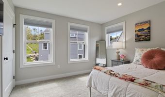 5 Cobblestone St, Falmouth, ME 04105