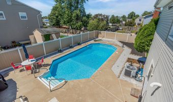 19 Spruce St, Beachwood, NJ 08722