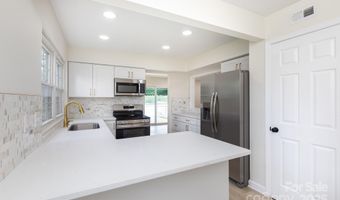 8356 Meadow Lakes Dr, Charlotte, NC 28210