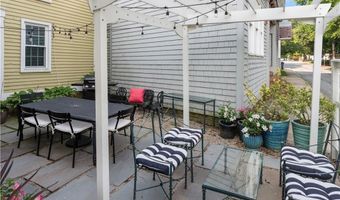 17 Old Beach Rd, Newport, RI 02840