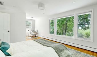 4 Buckingham St, Barrington, RI 02806