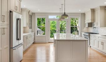 28 Mount Vernon St, Newport, RI 02840