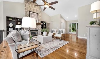 924 Forest Lake Ct, Ballwin, MO 63021