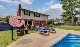 4 Fairway Ct, Albany, NY 12208
