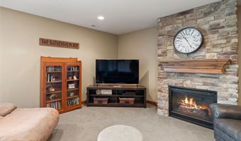 904 Eagle Creek Blvd SW, Altoona, IA 50009