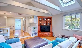 6 Kenmore Ct, Barrington, RI 02806