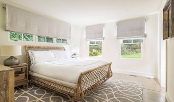 36 Hand Ln, Amagansett, NY 11930