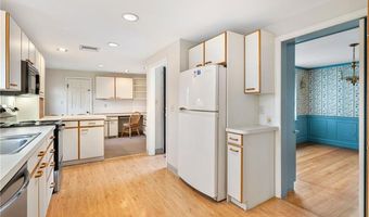 20 Elmsgate Way, East Providence, RI 02916