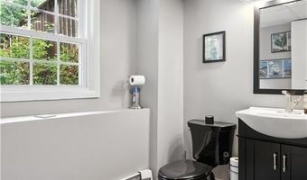 70 Lindley Ave, North Kingstown, RI 02852