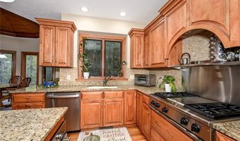 679 DEEP WOODS Dr, Aurora, OH 44202