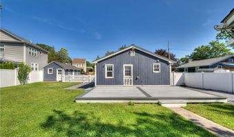 33 Spruce Ln, Bristol, RI 02809