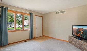 2325 E 40th Ct, Des Moines, IA 50317