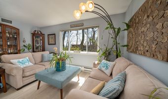 22 Harbour Vlg A, Branford, CT 06405