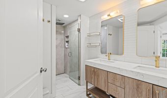 259 Falmouth Rd, Falmouth, ME 04105