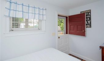 203 Fenner Ave 5, Middletown, RI 02842