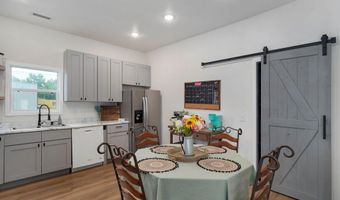 430 S Oak Ave, Aurora, MO 65605