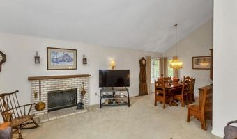 111 Cottonwood Ln, Agawam, MA 01001