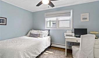 8 Lincoln Ave, Bristol, RI 02809