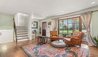 330 N Country Club Dr, Addison, IL 60101